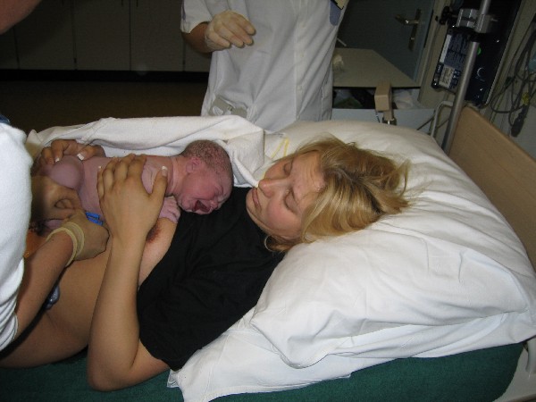 Net na de geboorte - Merijn op Lizanne's buik, geplaatst door papa Boudewijn op 2004-06-03