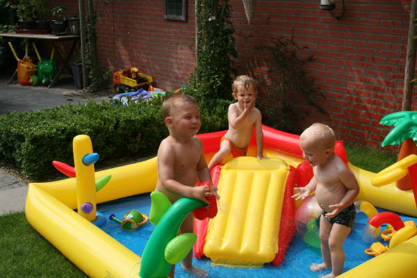 Merijn en Jesse in het speelbad., geplaatst door mama Lizanne op 2007-08-15