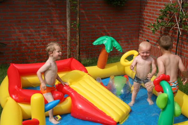 Merijn en Jesse in het speelbad., geplaatst door mama Lizanne op 2007-08-16
