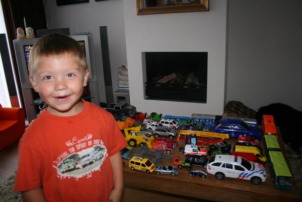 Merijn met alle auto`s, geplaatst door mama Lizanne op 2007-08-17