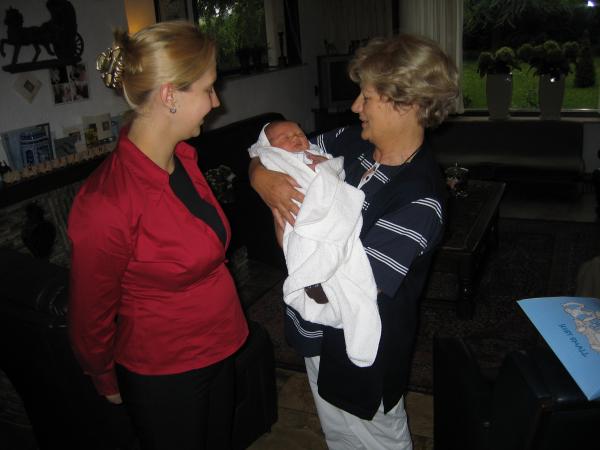oud-tante Dinie met Merijn en Lizanne, geplaatst door papa Boudewijn op 2004-06-08