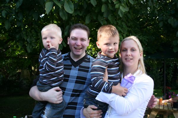 Papa, Mama, Merijn en Jesse., geplaatst door mama Lizanne op 2007-10-15