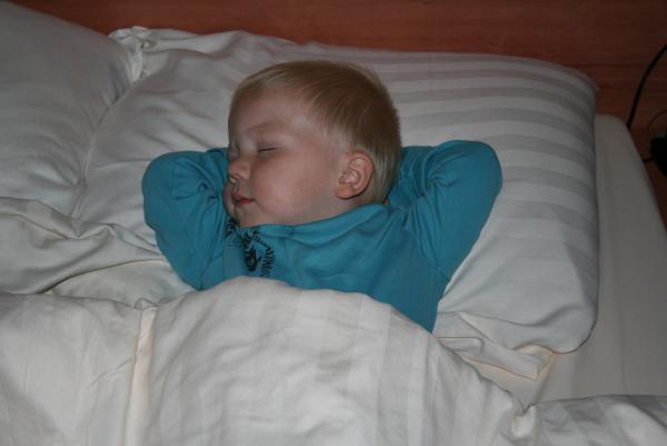 Jesse lekker slalpen in het grote bed., geplaatst door mama Lizanne op 2007-10-16