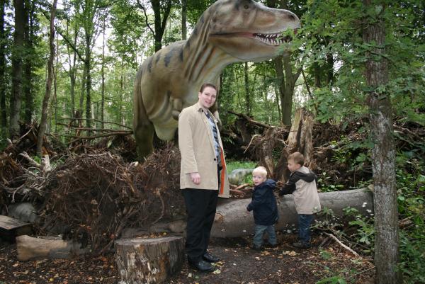 Papa, Merijn en Jesse bij de dinosaurus., geplaatst door mama Lizanne op 2007-10-16