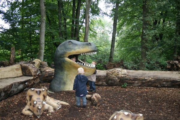 Merijn en Jesse bij het Dinohoofd, geplaatst door mama Lizanne op 2007-10-17