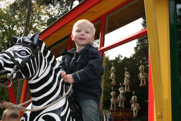 Jesse op de zebra., geplaatst door mama Lizanne op 2007-10-17