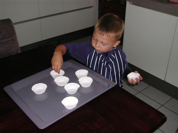 Merijn cakjes aan het bakken., geplaatst door mama Lizanne op 2007-10-28