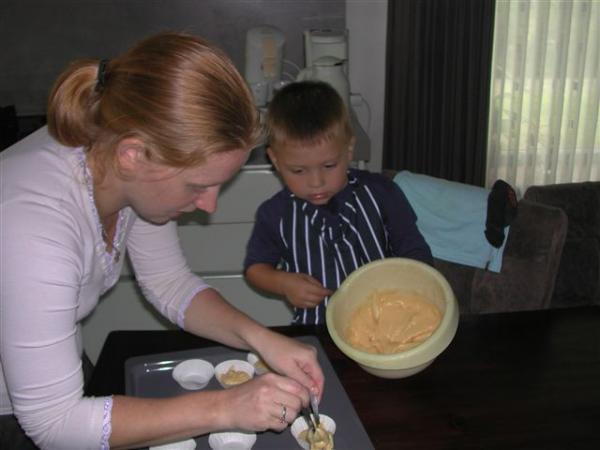 Merijn cakjes aan het bakken., geplaatst door mama Lizanne op 2007-10-28