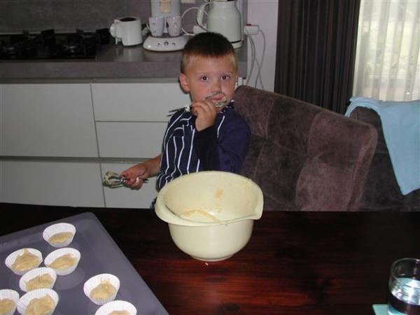 Merijn cakjes aan het bakken., geplaatst door mama Lizanne op 2007-10-28