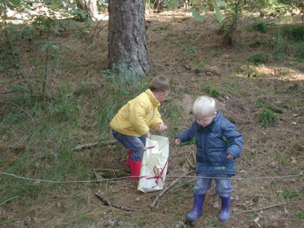 Merijn en Jesse in het bos., geplaatst door mama Lizanne op 2007-10-28