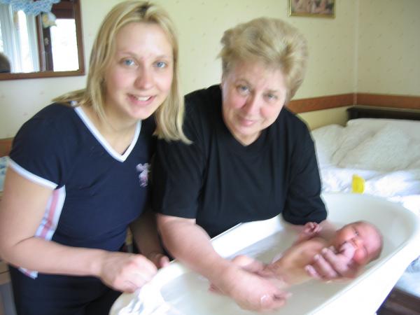 Lizanne en Mien doen Merijn in bad, geplaatst door papa Boudewijn op 2004-06-08