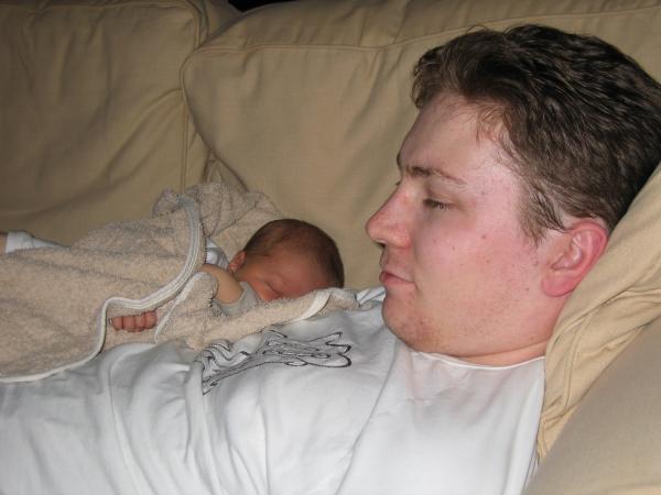 Merijn en papa Boudewijn slapen, geplaatst door papa Boudewijn op 2004-06-08