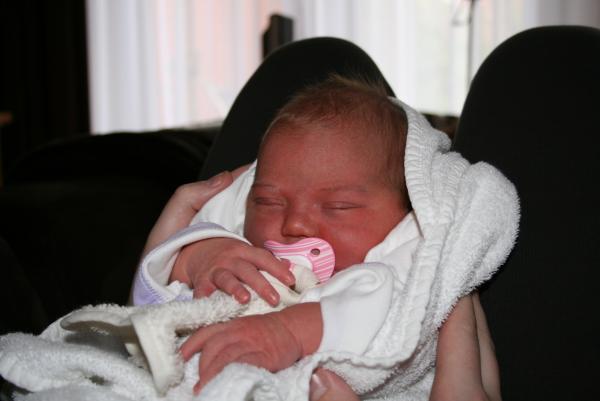 Alana bij papa op schoot., geplaatst door mama Lizanne op 2007-11-05