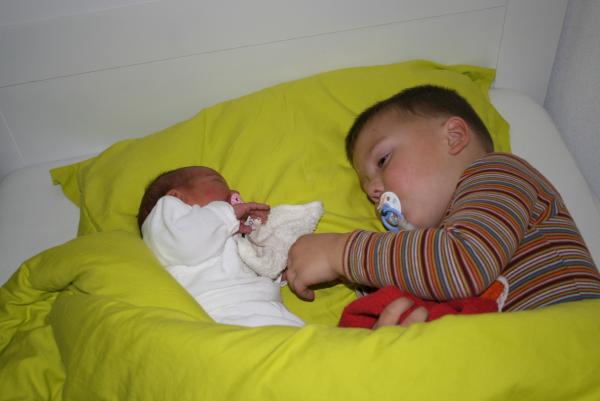 Alana bij Merijn in bed., geplaatst door mama Lizanne op 2007-11-05