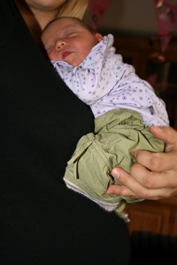 Alana lekker hangend bij mama., geplaatst door mama Lizanne op 2007-11-05