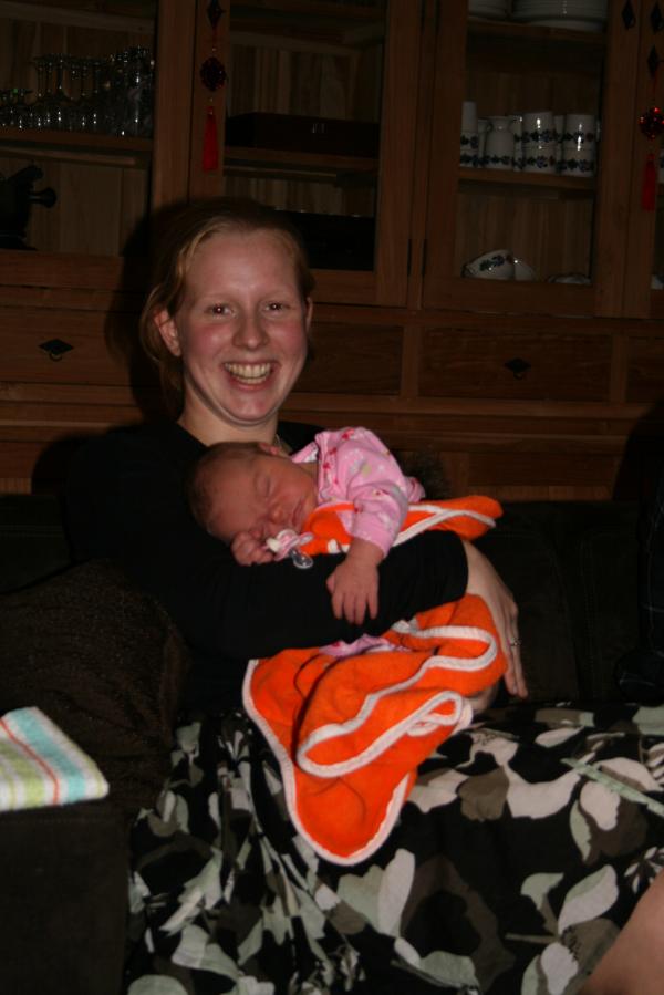 Corina met Alana., geplaatst door mama Lizanne op 2007-11-07