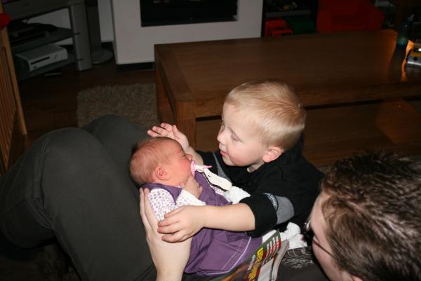 Jesse samen met Alana., geplaatst door mama Lizanne op 2007-11-07