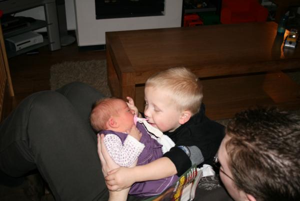 Jesse samen met Alana., geplaatst door mama Lizanne op 2007-11-07