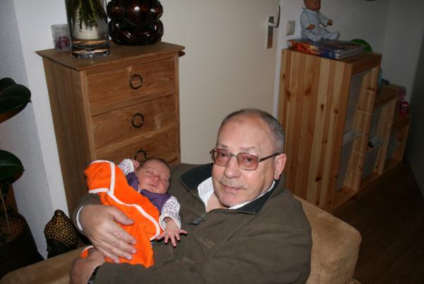 Opa Gerard en Alana., geplaatst door mama Lizanne op 2007-11-07