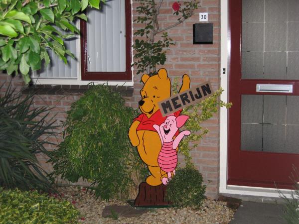 Winnie de Poeh en knorretje in de tuin, geplaatst door papa Boudewijn op 2004-06-08