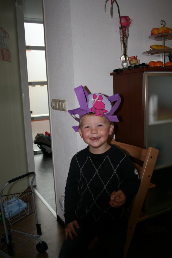 Merijn met zijn feestmuts Hoera ik heb een zusje., geplaatst door mama Lizanne op 2007-11-09