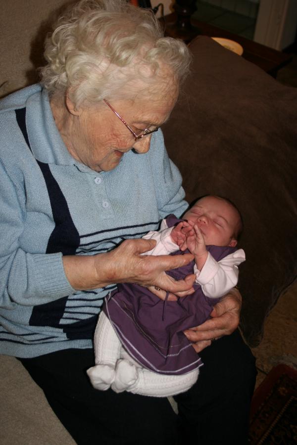 Overgrootoma An met Alana., geplaatst door mama Lizanne op 2007-11-13