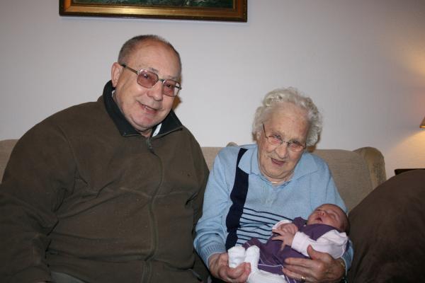 Opa Gerard, overgrootoma An en Alana., geplaatst door mama Lizanne op 2007-11-13