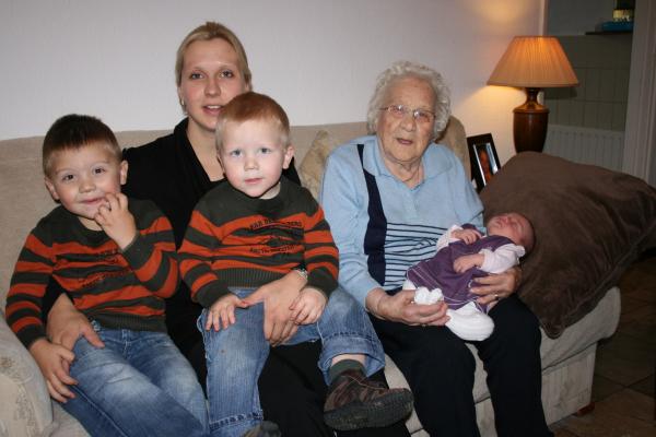 Mama, Merijn, Jesse, Alana en overgrootoma An., geplaatst door mama Lizanne op 2007-11-13