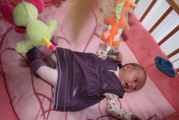 Alana actief in de box., geplaatst door mama Lizanne op 2007-11-26