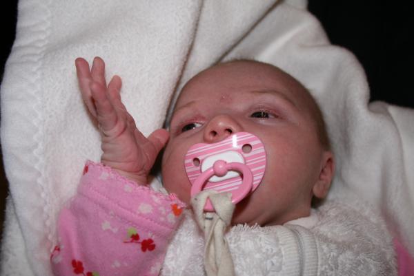 Alana zwaait even., geplaatst door mama Lizanne op 2007-12-03