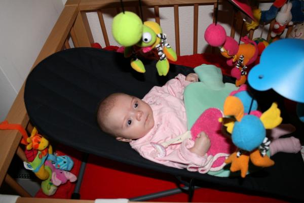 Alana onder de mobiel., geplaatst door mama Lizanne op 2007-12-15