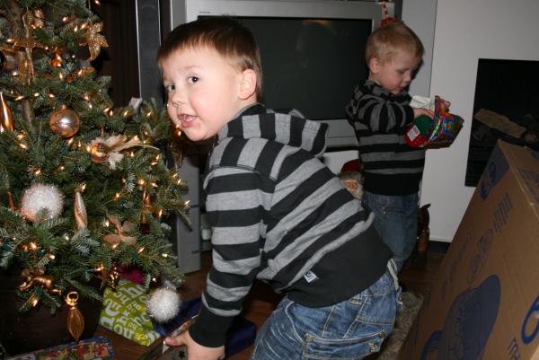 Merijn en Jesse kerstkado`s aan het uitpakken., geplaatst door mama Lizanne op 2007-12-26