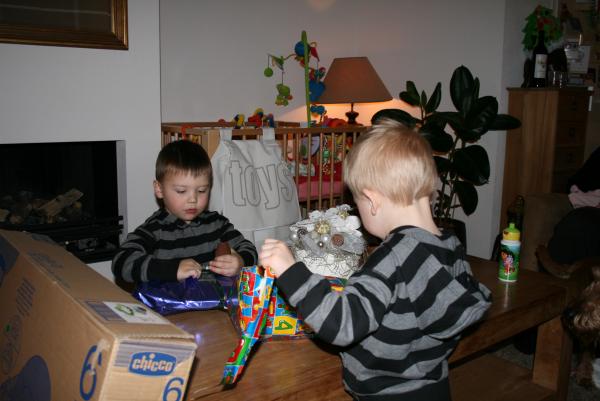 Merijn en Jesse kerstkado`s aan het uitpakken., geplaatst door mama Lizanne op 2007-12-26