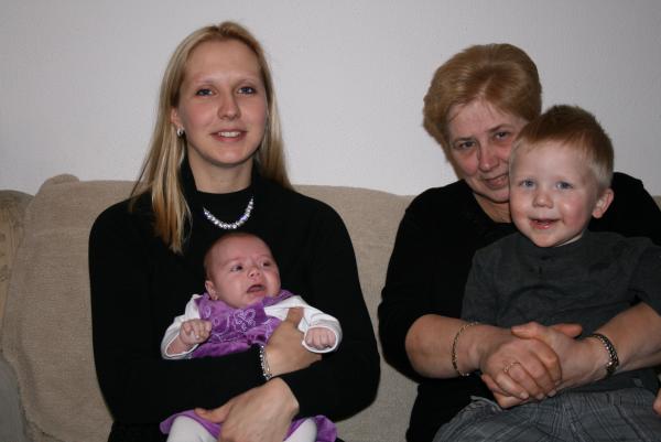 Mama, Alana, Oma Mien en Jesse., geplaatst door mama Lizanne op 2007-12-26