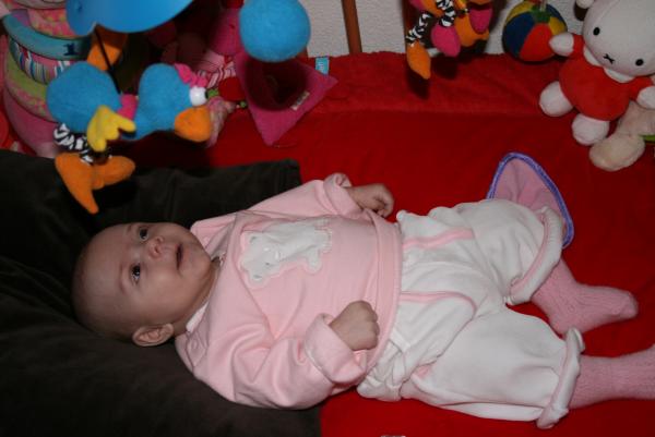 Alana onder de mobiel., geplaatst door mama Lizanne op 2008-01-07