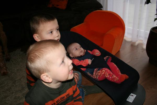 Merijn, Jesse en Alana kijken de Teletubbies., geplaatst door mama Lizanne op 2008-01-20