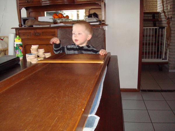 Jesse aan het sjoelen., geplaatst door mama Lizanne op 2008-02-04