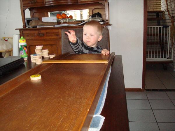 Jesse aan het sjoelen., geplaatst door mama Lizanne op 2008-02-04