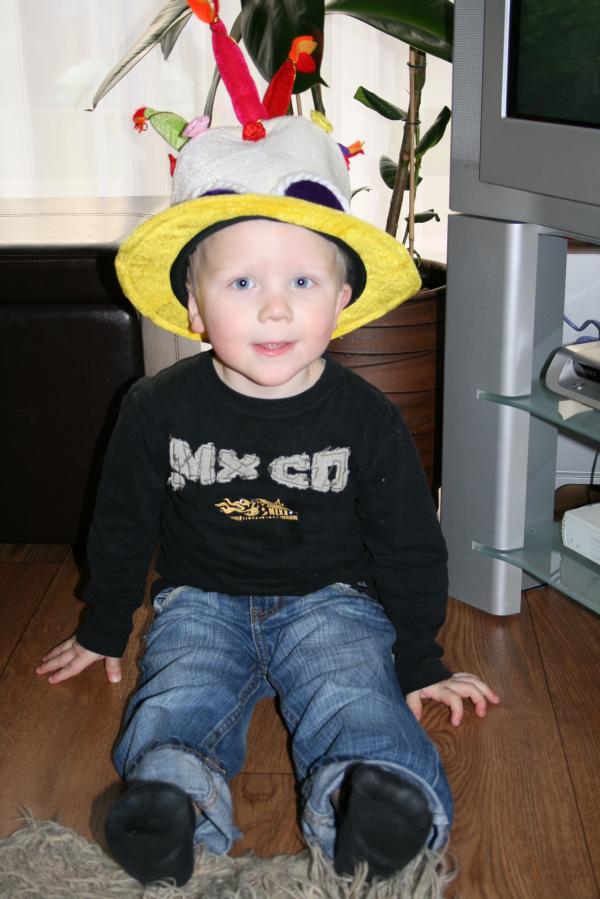 Jesse met de feestmuts van Papa., geplaatst door mama Lizanne op 2008-03-10