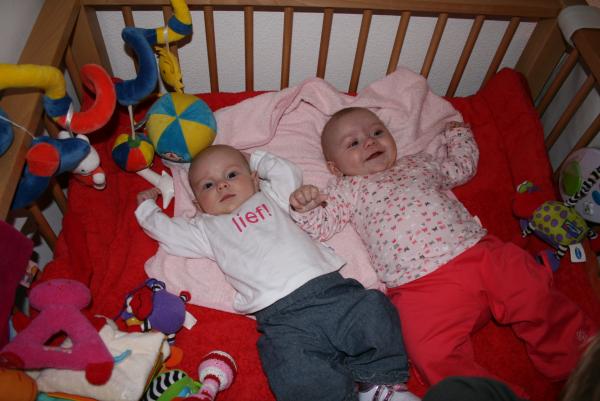 Alana en Zhara., geplaatst door mama Lizanne op 2008-03-10