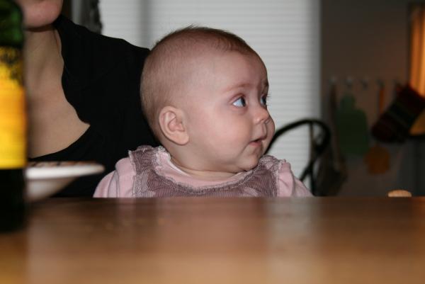 Alana kijkt hoe Jesse eet., geplaatst door mama Lizanne op 2008-03-31