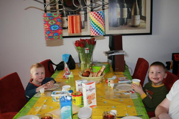 Merijn en Jesse aan het ontbijt op 1e Paasdag., geplaatst door mama Lizanne op 2008-03-31