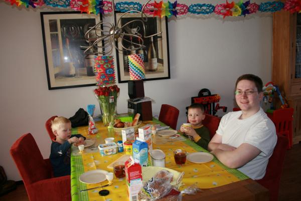 Merijn, Jesse en Papa aan het ontbijt op 1e Paasdag!, geplaatst door mama Lizanne op 2008-03-31