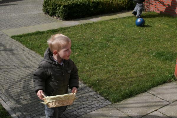 Jesse gaat buiten eieren zoeken op 1e Paasdag!, geplaatst door mama Lizanne op 2008-03-31