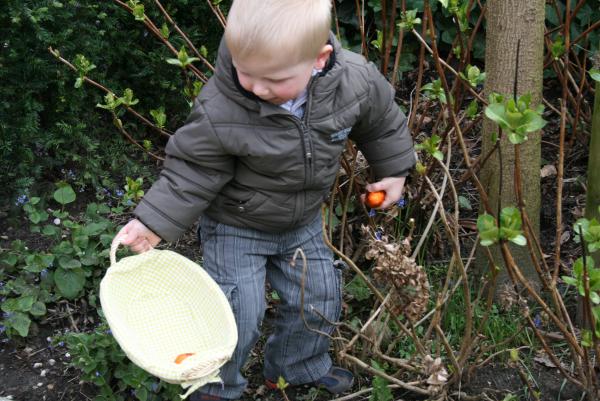 Jesse gaat buiten eieren zoeken op 1e Paasdag!, geplaatst door mama Lizanne op 2008-04-01