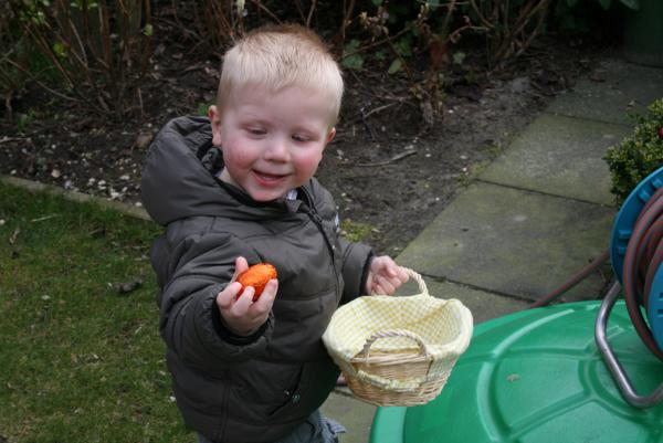 Jesse gaat buiten eieren zoeken op 1e Paasdag!, geplaatst door mama Lizanne op 2008-04-01
