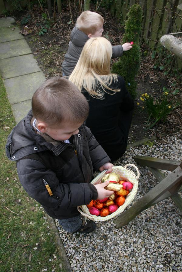 Merijn gaat paaseieren zoeken op 1e Paasdag!, geplaatst door mama Lizanne op 2008-04-01