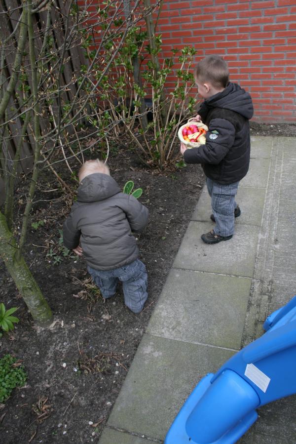 Jesse en Merijn samen eieren zoeken., geplaatst door mama Lizanne op 2008-04-01