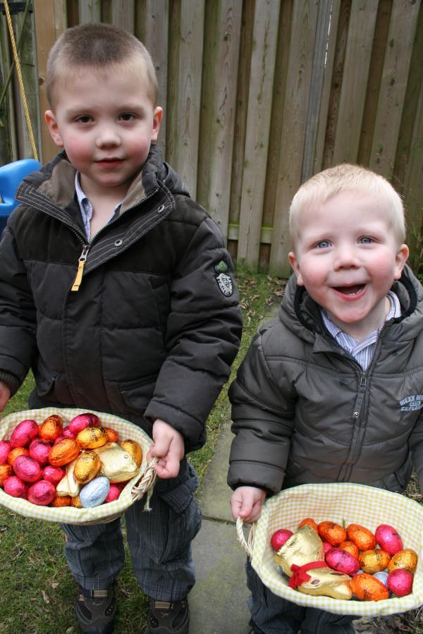 Jesse en Merijn samen eieren zoeken., geplaatst door mama Lizanne op 2008-04-01