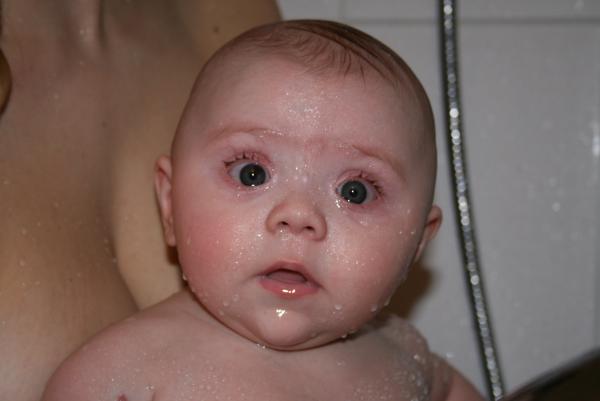 Alana in de douche!, geplaatst door mama Lizanne op 2008-04-01